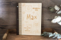 Preview: Personalisierte Zeugnismappe aus Holz mit Lasergravur, Bausteine-Design und Namen (Beispielname: Max)